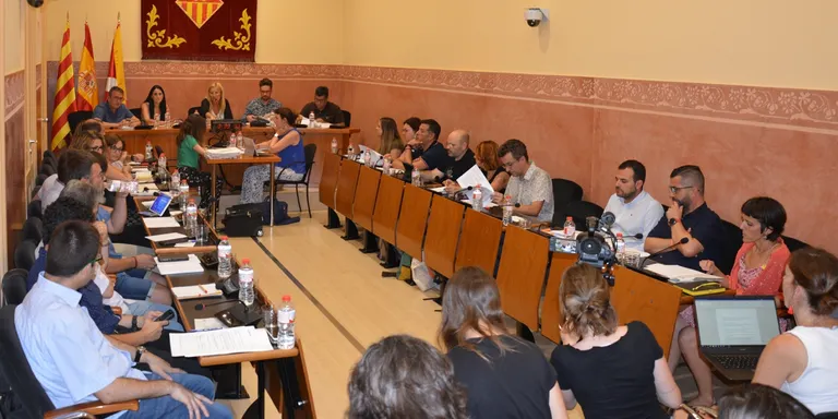 PSC i comuns aproven augmentar el sou a regidors i càrrecs de confiança entre els retrets de l’oposició
