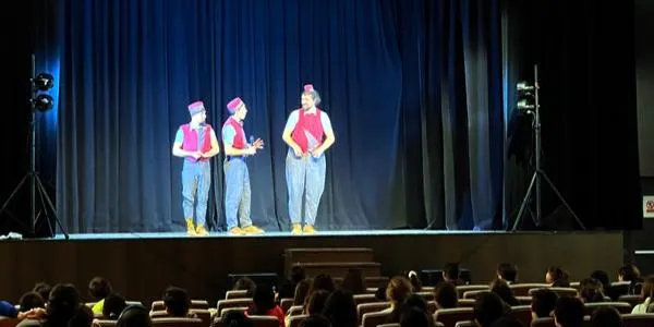 Més de 1.200 alumnes dels centres d’Altafulla i d’una escola de Roda descobreixen les arts escèniques a La Violeta