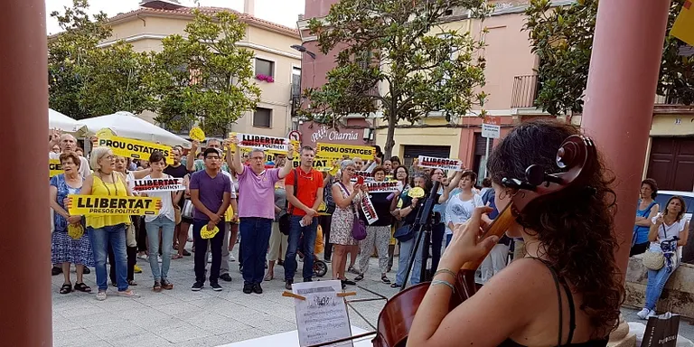 Un centenar de rubinencs tornen a reclamar la llibertat i el retorn dels líders independentistes