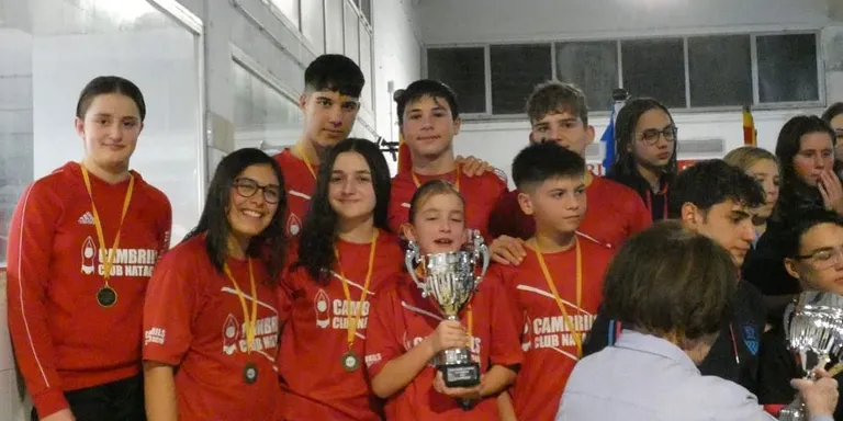Els nedadors més petits del Cambrils Club Natació aconsegueixen grans resultats en la darrera prova de l’any