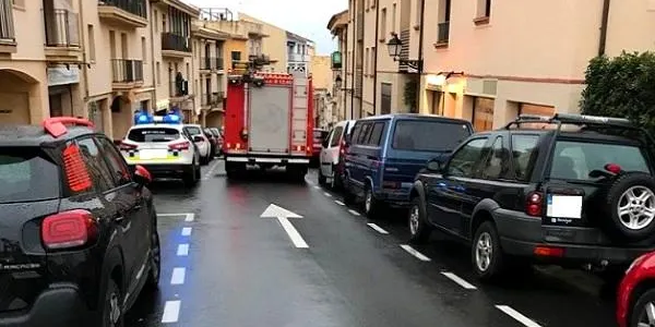 Un incendi a l’interior d’un habitatge del carrer Mossèn Miquel Amorós d’Altafulla obliga a tallar el trànsit al vial