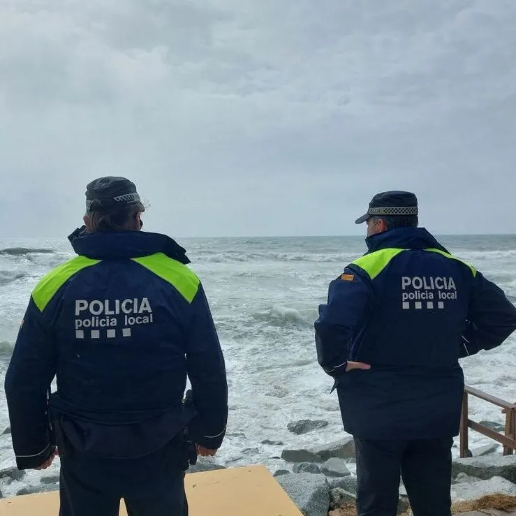 La Policia local rescata una jove de 14 anys que havia caigut al mar