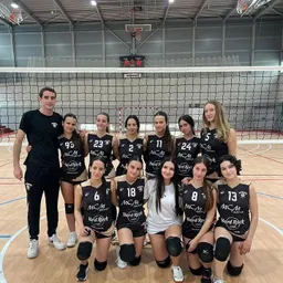 Bona imatge del cadet femení del Voleibol Parets tot i la derrota a Montblanc - episode art