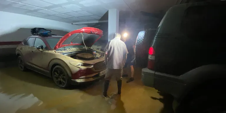 Un grup de voluntaris amb 4X4 han donat suport en treure cotxes inundats pel temporal de dins dels pàrquings