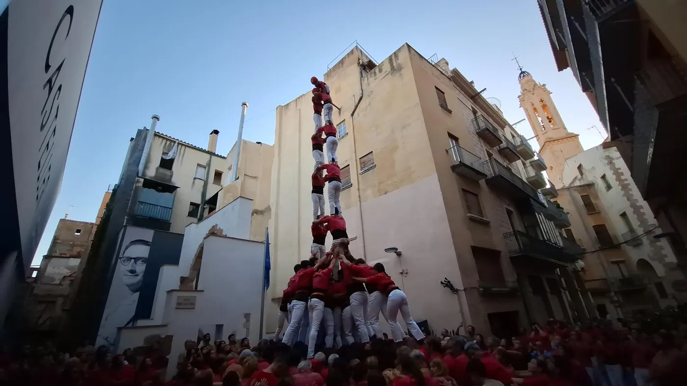 Tripleta de vuit de la Colla Joves al Museu Casteller
