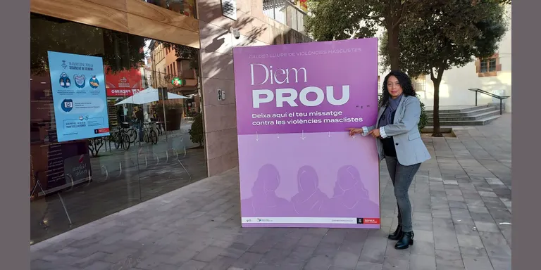 Una estructura mòbil instal·lada a l'exterior de l'Ajuntament amb els noms de les víctimes de violència masclista de 2021 enceta els actes del 25-N
