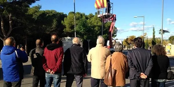 L’estelada oneja a l’avinguda Marquès de Tamarit d’Altafulla en record a les persones que van fer possible el 9-N ara fa dos anys
