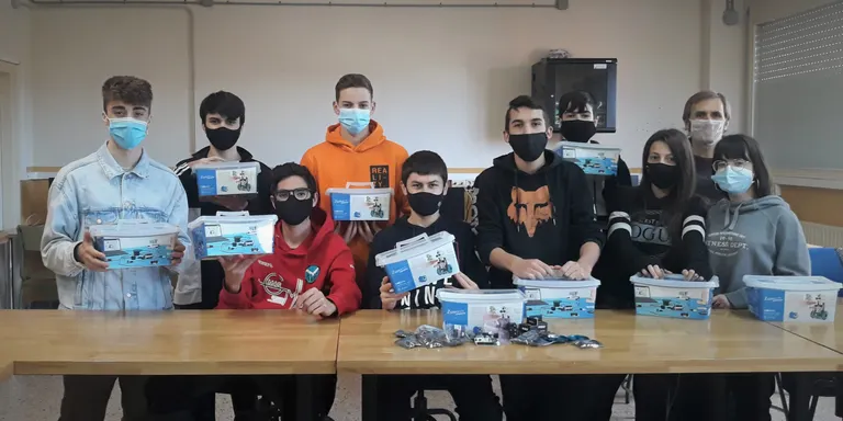 Un grup de primer de batxillerat de l'Institut Francesc Ribalta, seleccionat per un certamen de robòtica