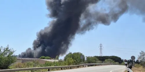 Columna de foc negre per un incendi en una nau de Puigpelat