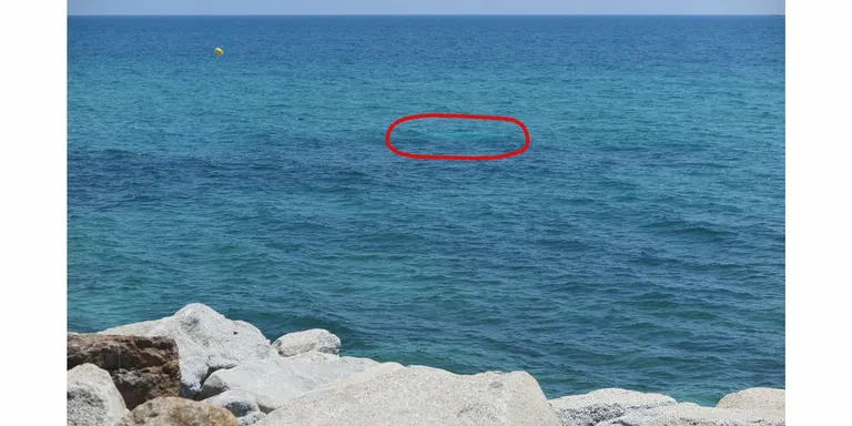 Bandera vermella a la platja de l’Astillero per l’enfonsament d’una embarcació