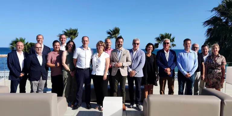 El sector turístic tarragoní debat amb el conseller d’Empresa i Treball el model turístic familiar de la província