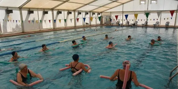 Els participants dels cursets de natació de Torredembarra també es queden sense la piscina vella