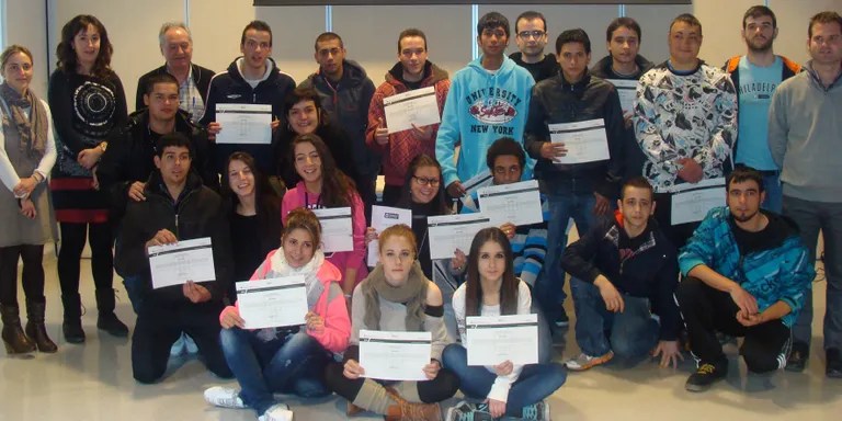 Una quarantena de joves reben els diplomes de dos programes de formació