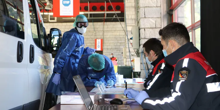 Els bombers i altres efectius de cossos especials d'Andorra se sotmeten als tests de cribratge de la COVID-19