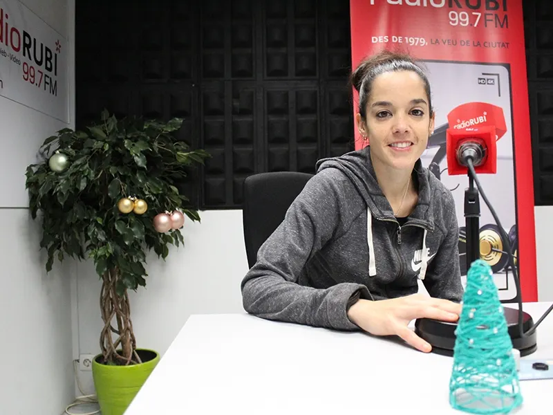 Mireia Pons als estudis de Ràdio Rubí