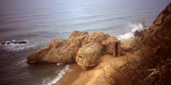 El Club Català de Naturisme critica que cada vegada hi hagi més banyistes amb banyador a les platges nudistes