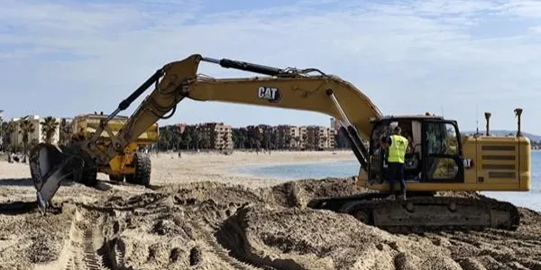 A Torredembarra vetllen pel corriol camanegre mentre fan les extraccions de sorra