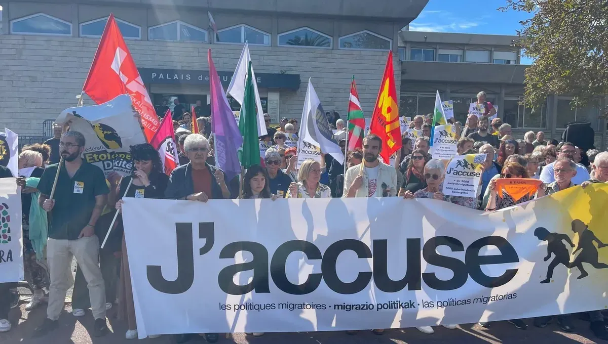 UNE CENTAINE DE PERSONNES RASSEMBLÉES POUR SOUTENIR SEPT MILITANTS JUGÉS POUR AIDE AUX MIGRANTS