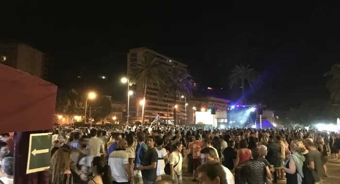 Foto: la festa a la plaça de les Palmeres