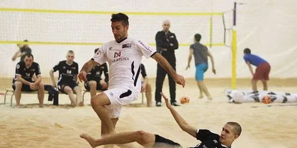 Llorenç Gómez reprèn la pretemporada a la platja de la Paella després del seu primer contacte amb el BSC Kristall