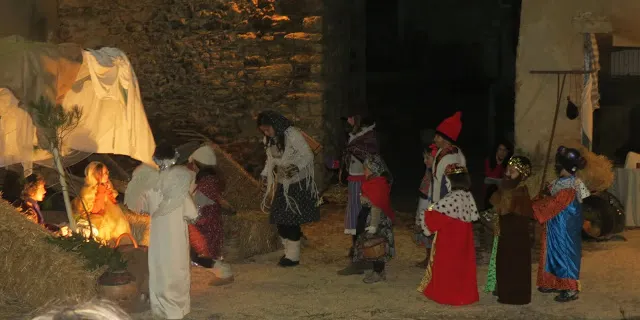 Els nens i nenes de l'escola Sant Esteve d'Alàs escenifiquen el pessebre vivent