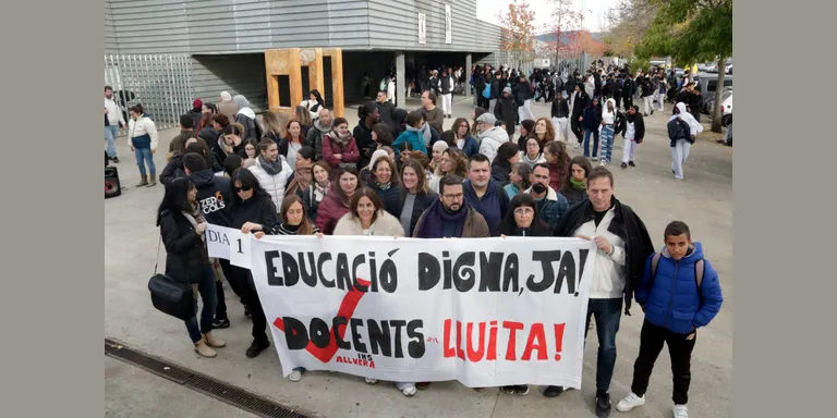 El professorat de l'institut Vallvera de Salt diu "prou" i denuncia que les aules estan "massificades i abandonades"