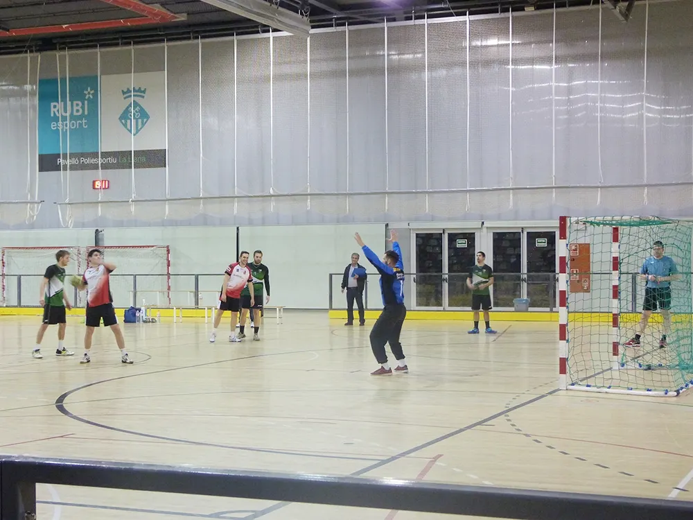 Un gol de penal de l'Handbol Rubí davant del Sant Fost