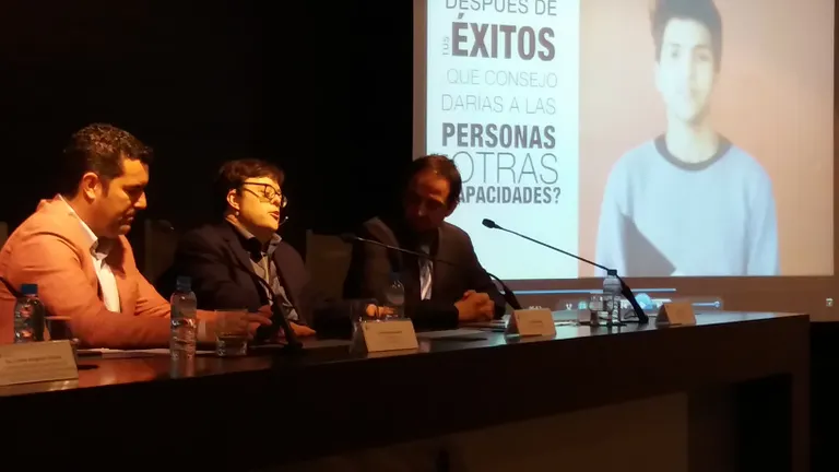 L'actor Pablo Pineda fa una xerrada en la presentació del Concurs d'Idees 'Llenca't'