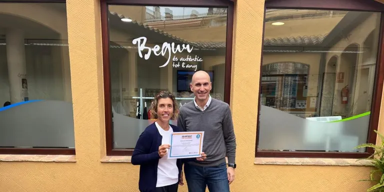 Tres establiments de Begur se sumen al Voluntariat per la Llengua per fomentar l’ús social del català