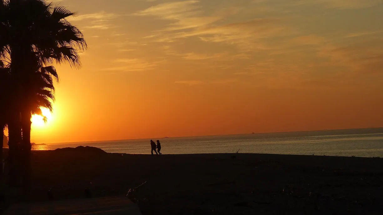 Sol, alguns núvols prims i ambient suau