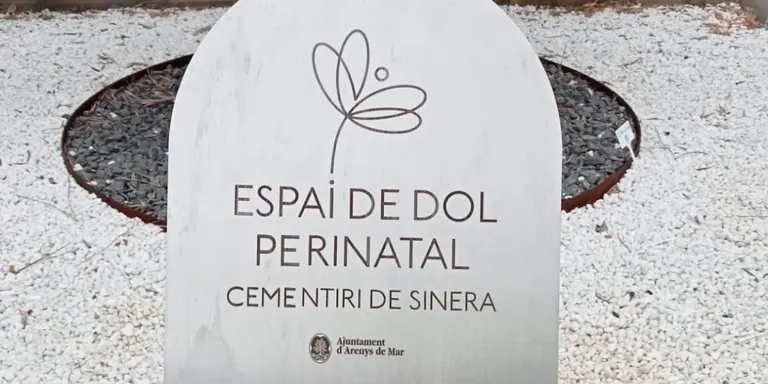 Arenys de Mar identifica amb una nova placa l'espai de dol perinatal al cementiri de Sinera