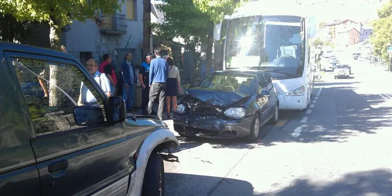 Sis vehicles implicats en un accident a l'entrada de la Seu, a l'altura de l'antic càmping Envalira