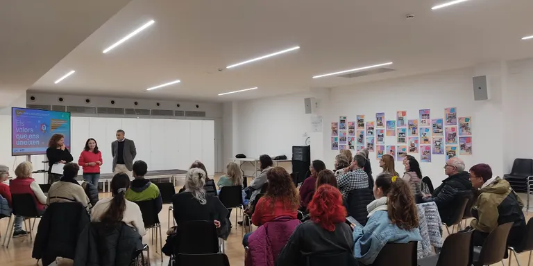 Una trentena de persones assisteixen a la xerrada inicial de la nova campanya del Projecte Educatiu de Caldes