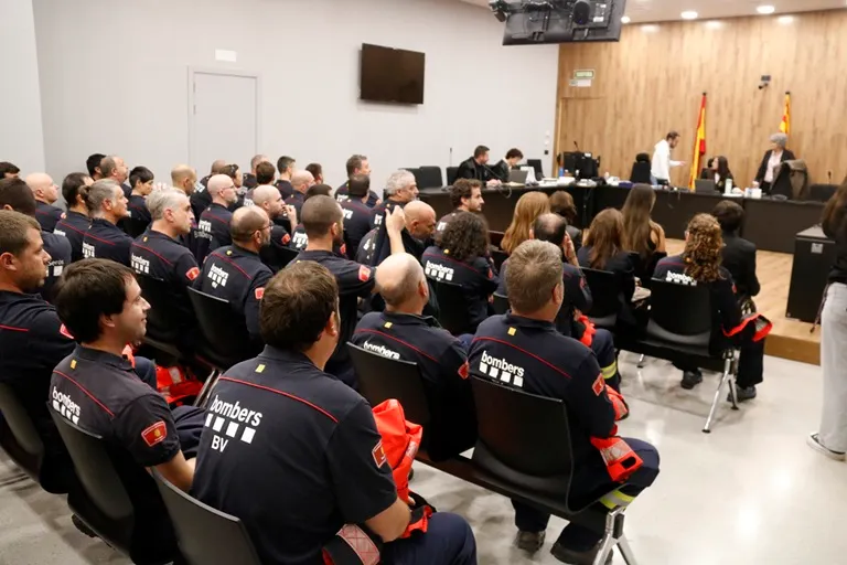 Bombers voluntaris abans de començar el judici / Foto: Anna Berga