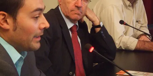 Òmnium denuncia que un agent de la Seu va obligar un ciutadà a parlar en castellà