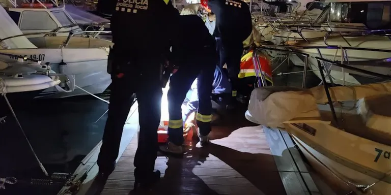 Rescaten una dona que va caure des d'una embarcació al port de Blanes