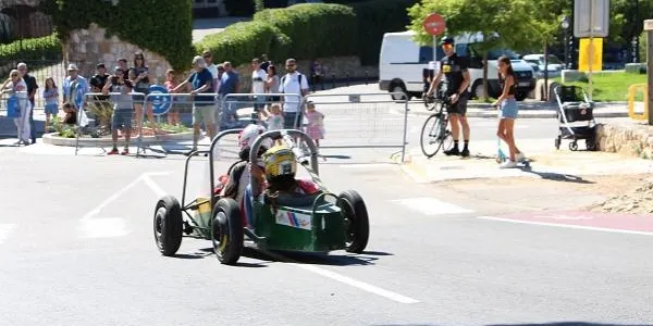 Dotze vehicles participen aquest diumenge en la XXII Baixada de Trastos del Grup de Diables d’Altafulla