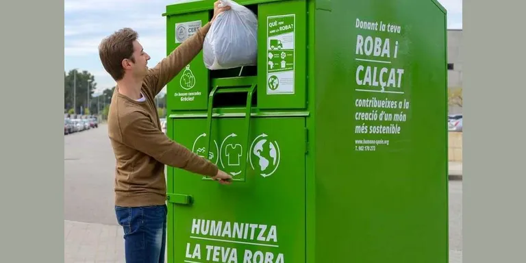 Vilassar de Mar col·labora en la reutilització de roba i calçat