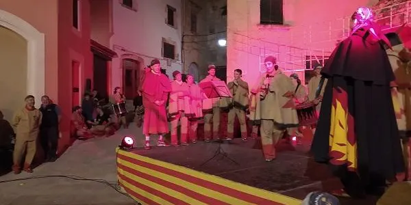 Els Diables d'Altafulla afilen les seves llengües en uns versots carregats de crítica política i ironia