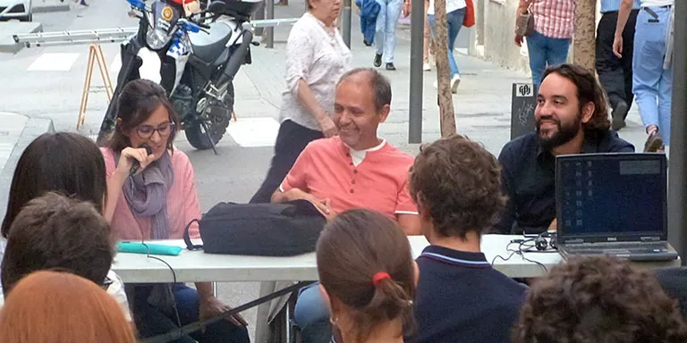 El “bus a peu” per anar a l’escola, a debat