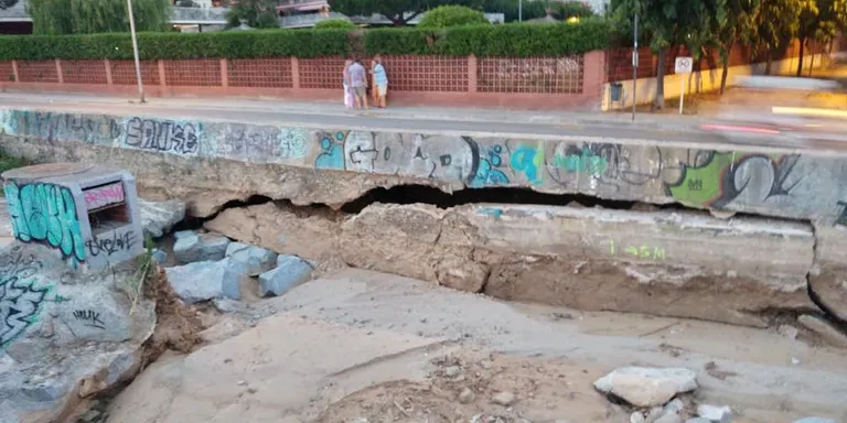 Tallats al trànsit els dos carrils de la Ronda Vilassar entre Maria Vidal i N-II
