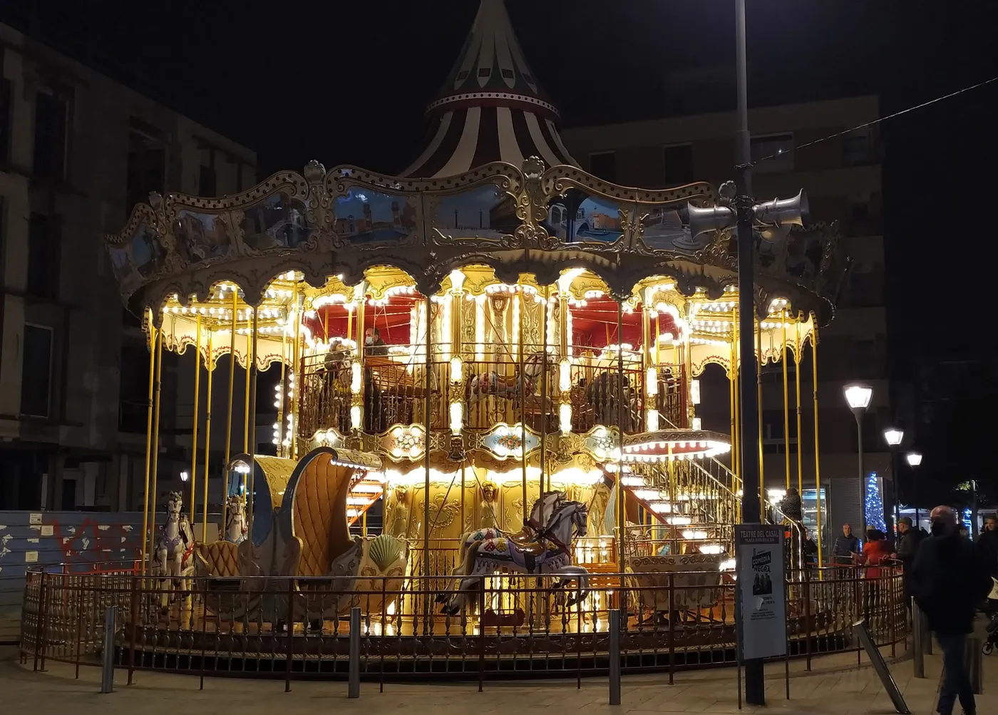 El carrusel antic torna al Passeig de les Palmeres per Setmana Santa i s’hi estarà fins el Pilar