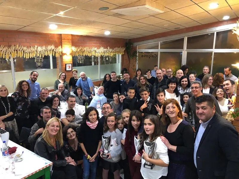 Foto de familia amb el centenar de convidats a la festa de la UAR