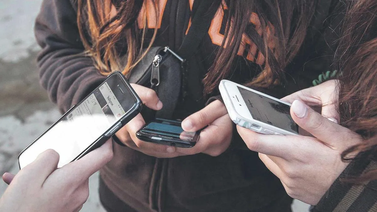 Quasi la meitat dels alumnes de 4t d’ESO de les comarques barcelonines utilitza el mòbil més de tres hores al dia
