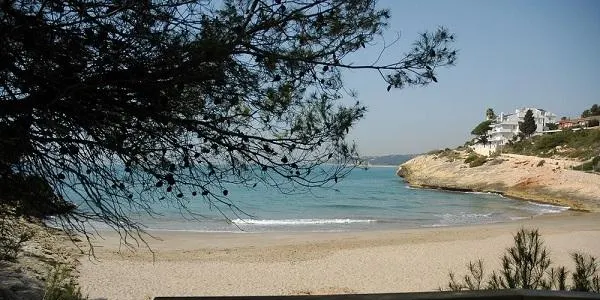 Salvament marítim rescata un jove que s’havia quedat atrapat a les roques a la platja del Canyadell