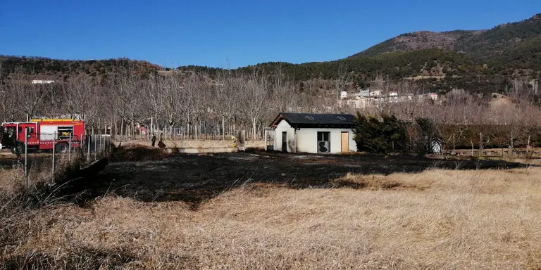 Cremats prop de 400 metres quadrats de vegetació d'una parcel·la a la Seu d'Urgell