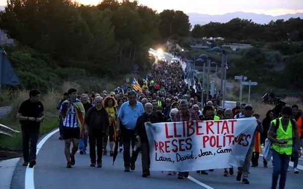Més de 500 persones caminen per la llibertat dels joves empresonats a Tarragona