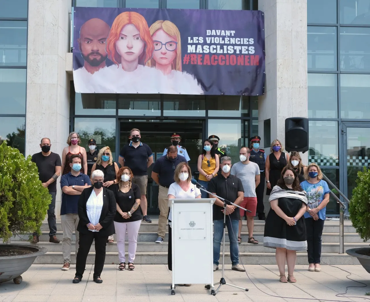 Cambrils condemna el presumpte assassinat d’una dona i demana més implicació contra la violència masclista