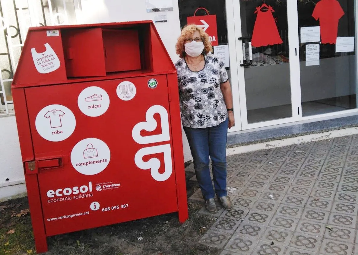El Rober de Càritas estrena un contenidor per deixar roba a qualsevol hora al seu pati del C/ de Mar