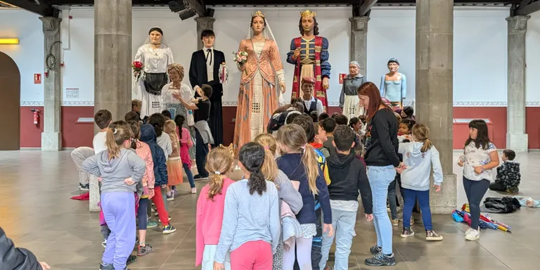 L'alumnat de les escoles arenyenques coneixen la família gegantera